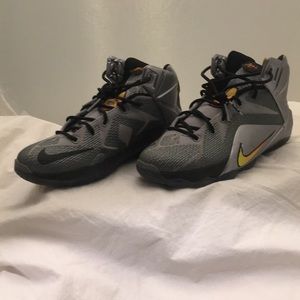 Nike LeBron XII (GS) boys sneakers